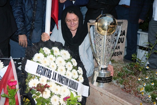 Şampiyonluk kupasını şehidin mezarına götürdüler